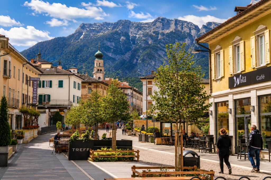 Centro storico di Levico Terme con montagne del Trentino sullo sfondo