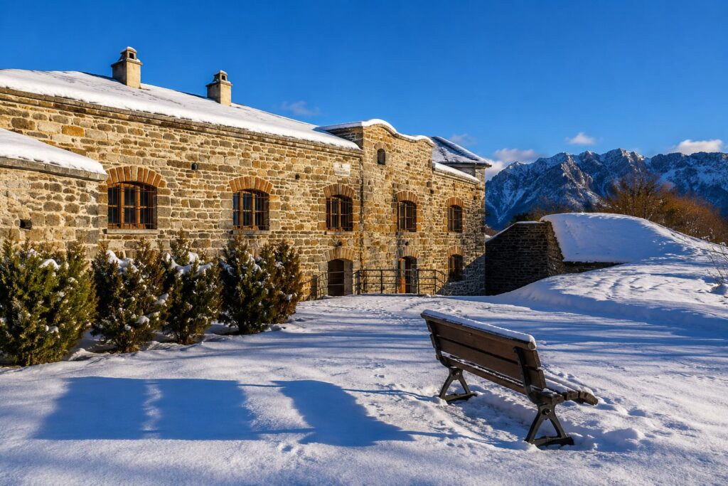 Forte Colle delle Benne innevato con montagne sullo sfondo