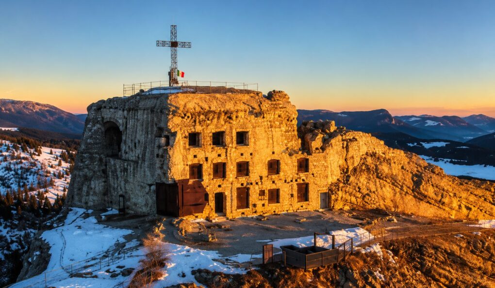 Forte Vezzena in inverno con la neve e le montagne del Trentino