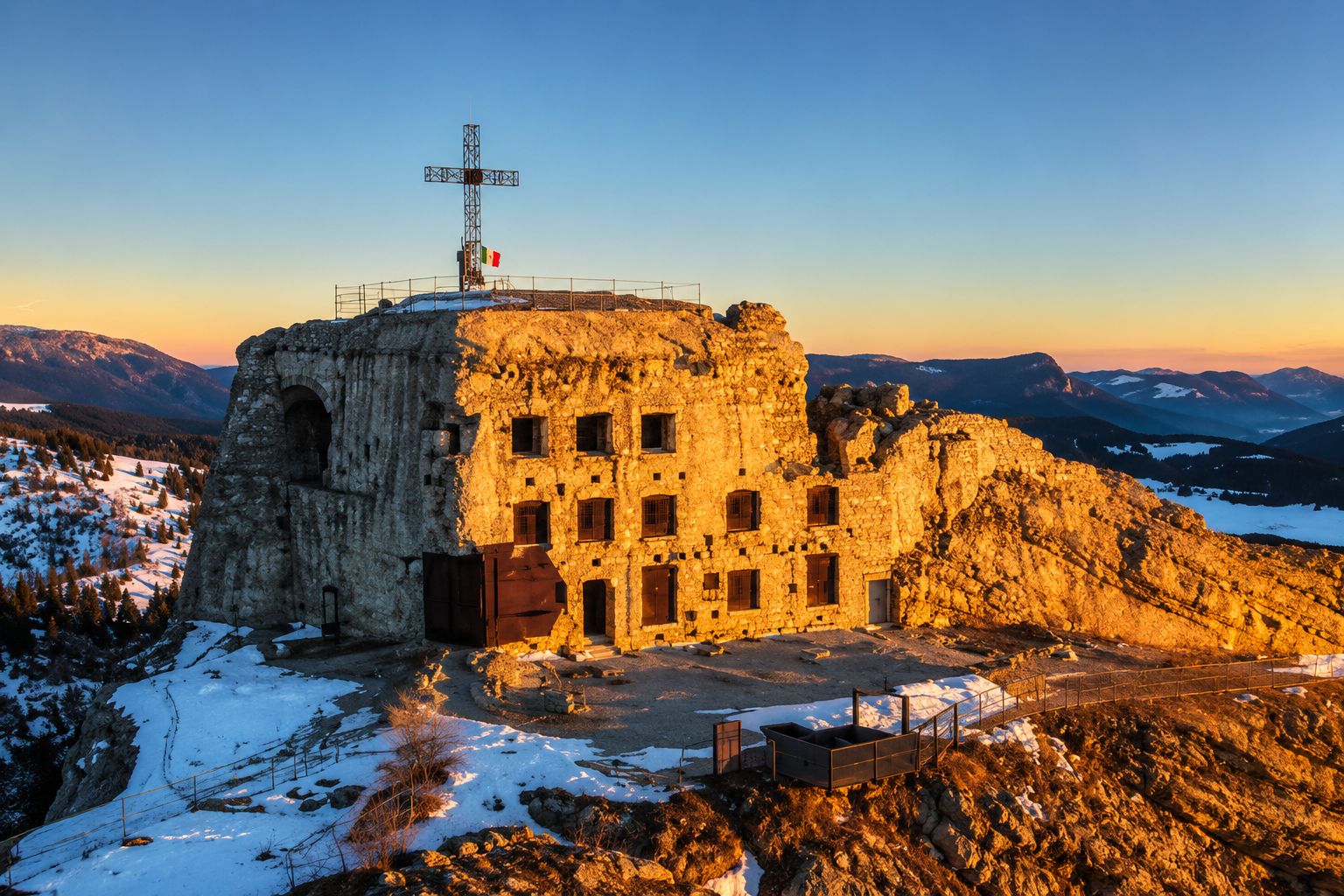 Forte Vezzena in inverno con la neve e le montagne del Trentino