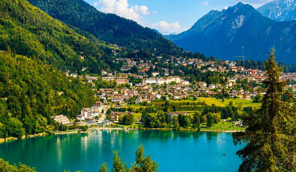 Vista panoramica sul lago e sul paesaggio montano del Trentino