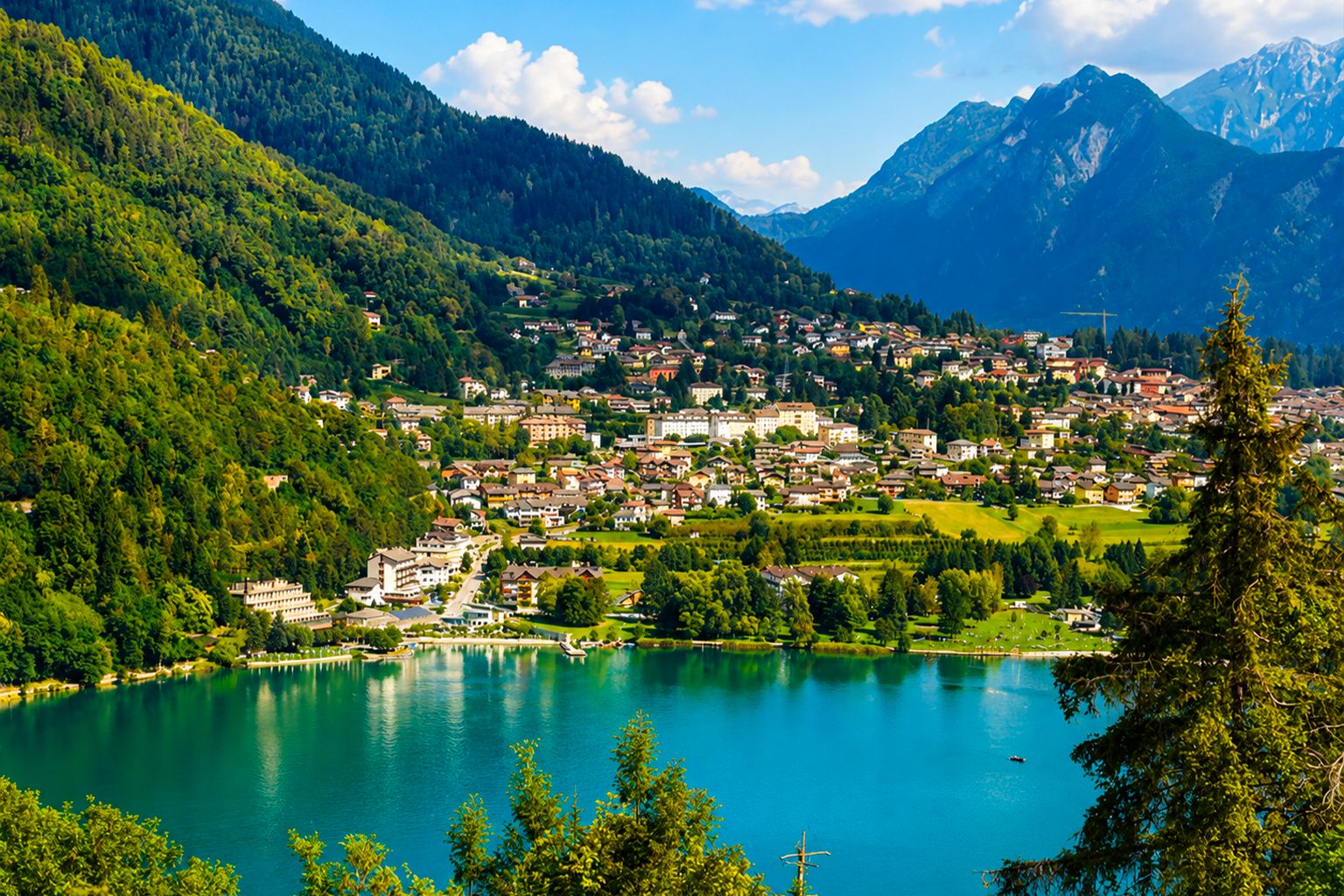 Vista panoramica sul lago e sul paesaggio montano del Trentino