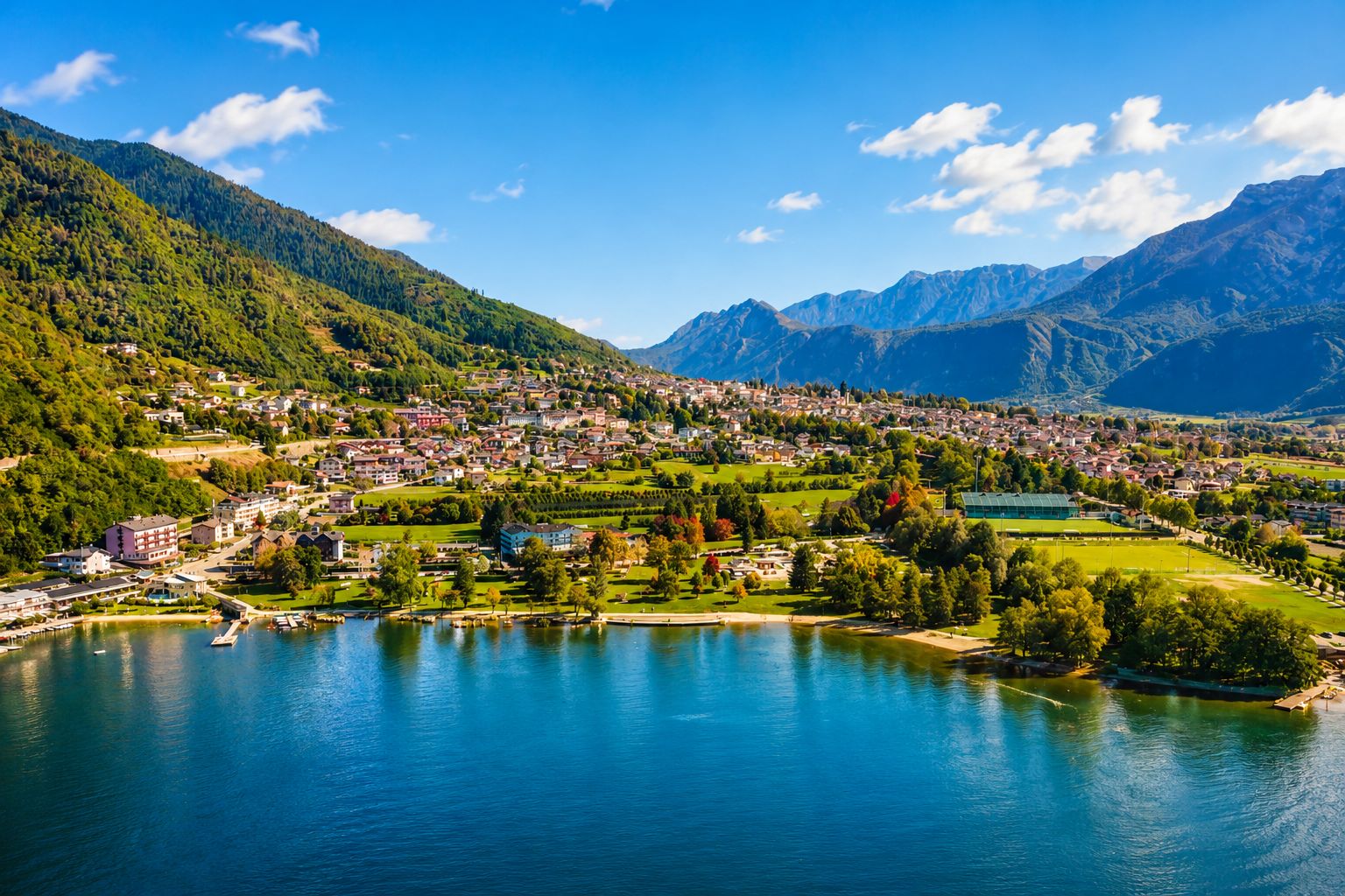 Vista panoramica di Levico Terme e del Lago di Levico tra le montagne