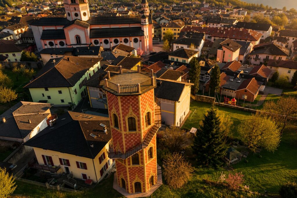 Vista aerea della Torre Belvedere al tramonto sul centro storico di Levico Terme