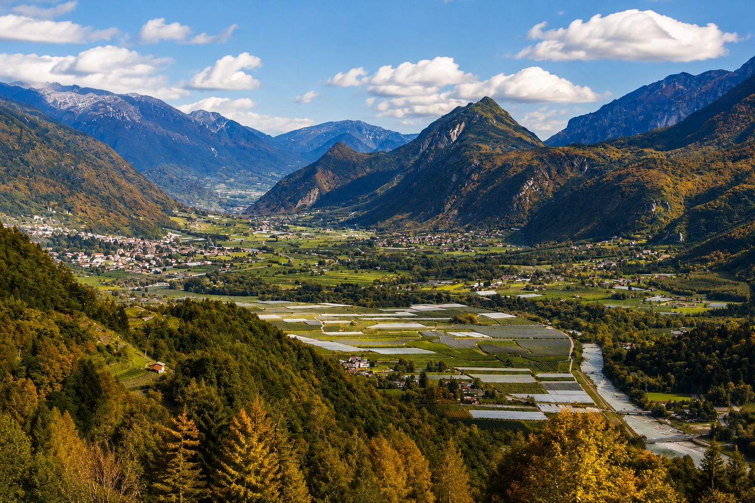 Panorama della Valsugana con montagne, boschi, piccoli paesi e campi coltivati nella valle